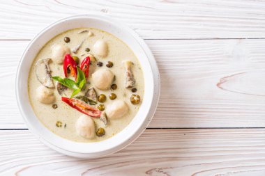 Balık topu ile yeşil köri