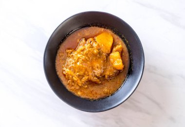 Şehriye ile tavuk Massaman köri hamur