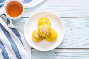 Çin böreği veya moon kek mung fasulye ezmesi ve tuz ile doldurulmuş