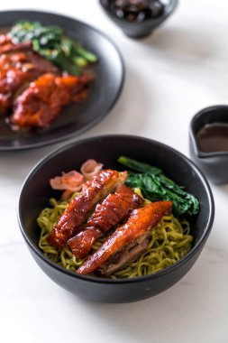 sebze erişte ile kızarmış ördek