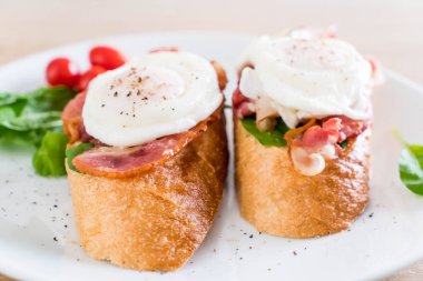 Yumurta Benedict plaka üzerinde