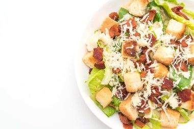 beyaz zemin üzerine Sezar salatası