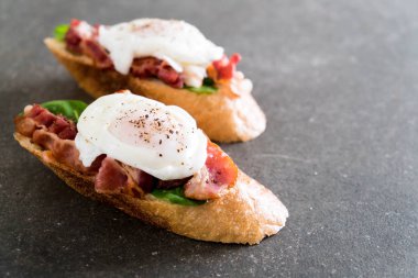 yumurta benedict pastırma ve roket ile 