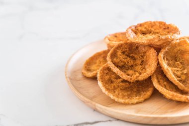 kurutulmuş rendelenmiş domuz etinin pirinç kraker