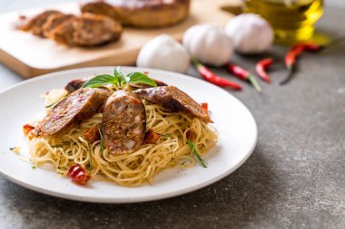 Sai Aua (Notrhern Tay baharatlı sucuk ile tavada kızartılmış spagetti)