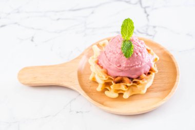 Çilekli dondurma waffle ile