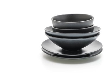 siyah plaka ve beyaz arka plan üzerinde izole kase