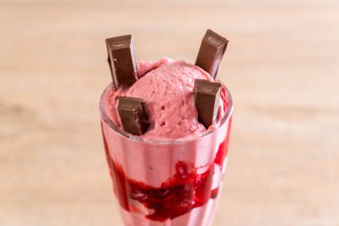 Çilekli dondurma dondurma 