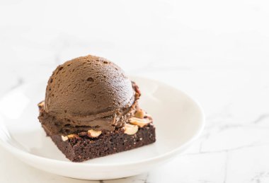 Çikolatalı dondurma ile çikolatalı kek