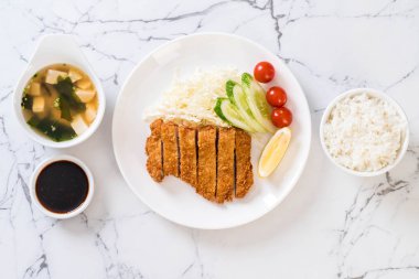 Japon derin kızarmış domuz pirzola (tonkatsu kümesi)