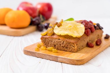 Ahşap üzerine meyveli kek