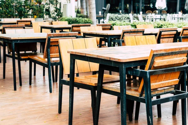 Table et chaise en bois vide dans le restaurant extérieur — Photo