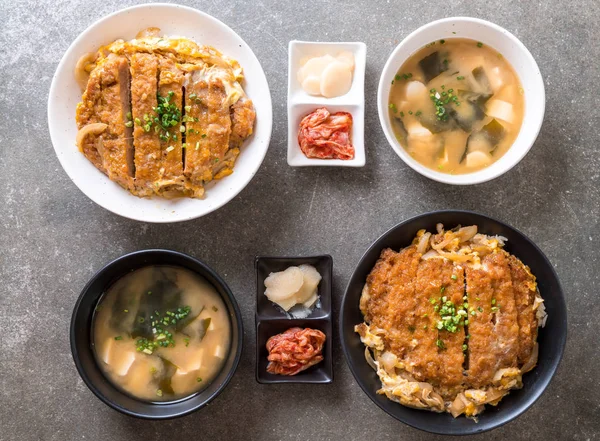 Kızarmış domuz pirzola tabağı (Katsudon)