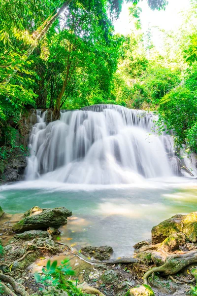 Huay Mae Kamin vízeséssel Kanchanaburi, Thaiföld — Stock Fotó