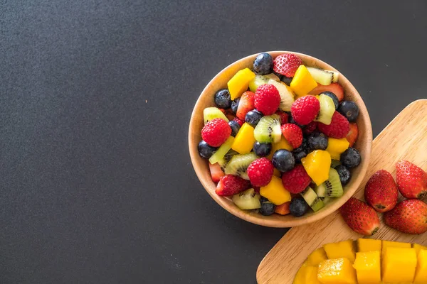 Blandad färsk frukt (jordgubbar, hallon, blåbär, kiwi, mang — Stockfoto