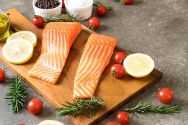 Limon domates Biberiye Biber ve tuz ile Çiğ somon fileto 