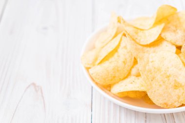 patates cipsi plaka üzerinde