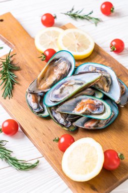 ahşap tahta üzerinde taze midye