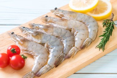 Tahtada çiğ karides ya da karides.