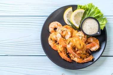 Soslu kızarmış karides.