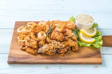 soslu kızarmış deniz ürünleri (mürekkep, karides, midye)