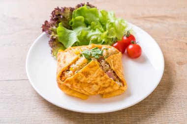 Bir omlet kaydırma aromalı Fried Rice