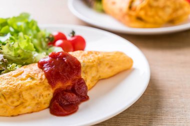 Bir omlet kaydırma aromalı Fried Rice