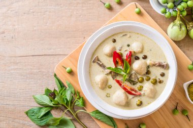 Balık topu ile yeşil köri