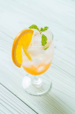 soda ile portakal suyu