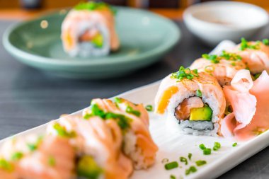 Izgara somon suşi roll