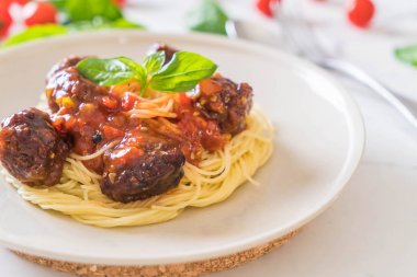 Köfteli spagetti.