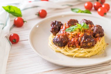 Köfteli spagetti.