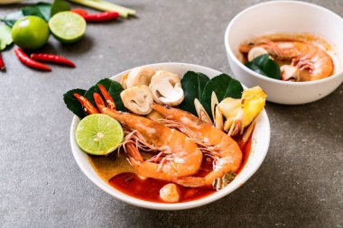 Tom Yum Goong baharatlı ekşi çorbası