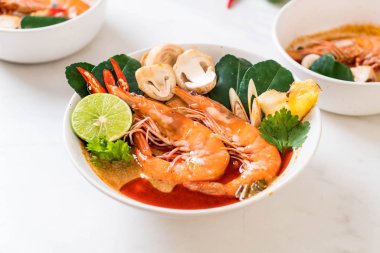 Tom Yum Goong baharatlı ekşi çorbası
