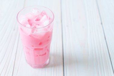 pembe çilek milkshake