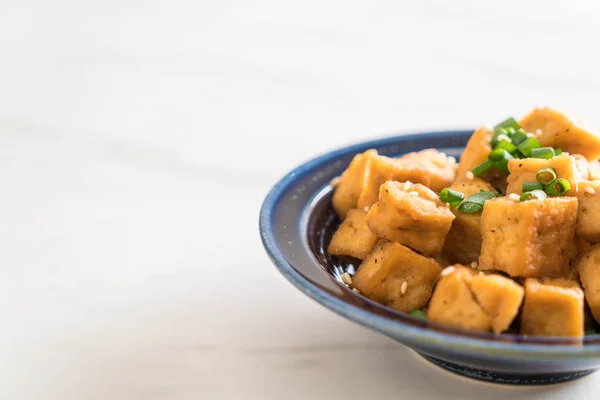 Tofu goreng dalam mangkuk dengan wijen — Stok Foto
