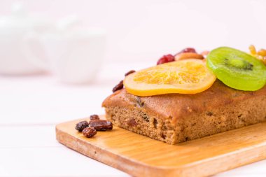 Ahşap üzerine meyveli kek