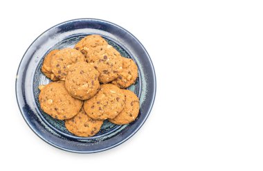 çikolata parçaları ve kaşu fındık kurabiye