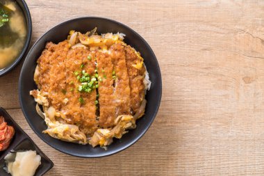 Kızarmış domuz pirzola tabağı (Katsudon)