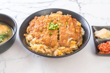 Kızarmış domuz pirzola tabağı (Katsudon)