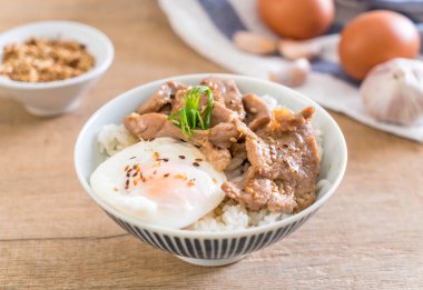 yumurta ile tepesinde pirinç Sarımsak soslu tavada kızartılmış domuz eti