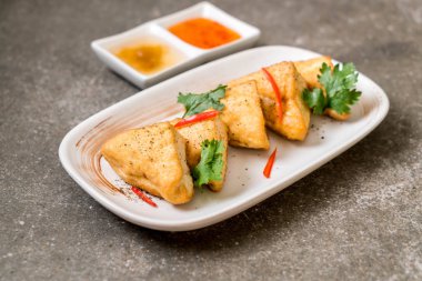 Kızarmış tofu - vegan gıda