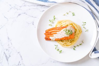 Kızarmış som balığı spagetti