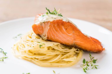 Kızarmış som balığı spagetti