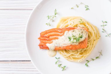 Kızarmış som balığı spagetti