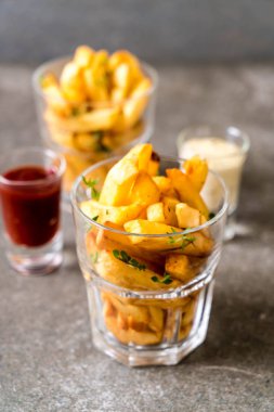 Soslu patates kızartması.