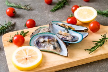 ahşap tahta üzerinde taze midye