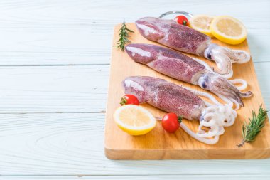 taze ahtapot veya mürekkep ahşap tahta üzerinde ham