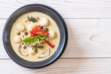 Balık topu ile yeşil köri