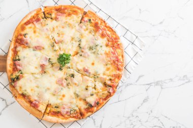 Ispanak ve pastırma pizza